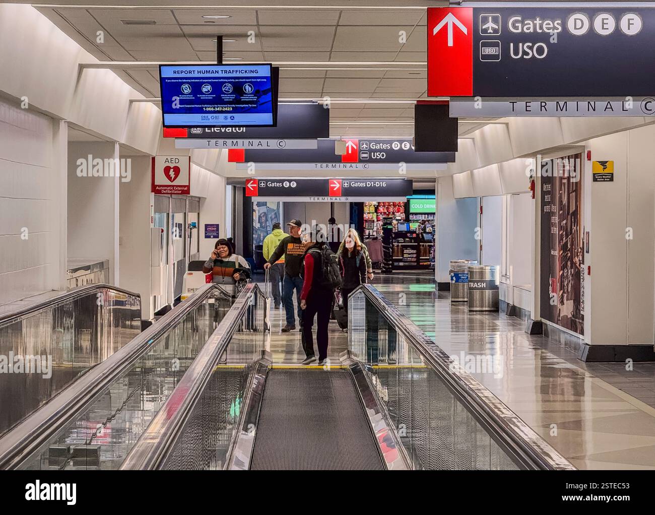 La gente si sposta all'aeroporto internazionale di Philadelphia. Foto Stock