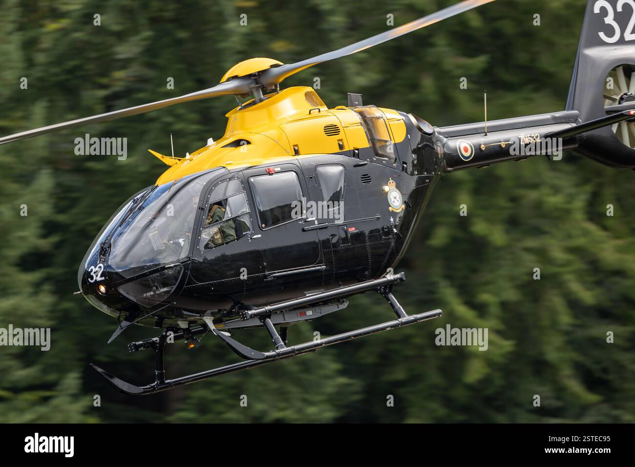 Elicottero che vola in basso attraverso la Wye Valley Foto Stock
