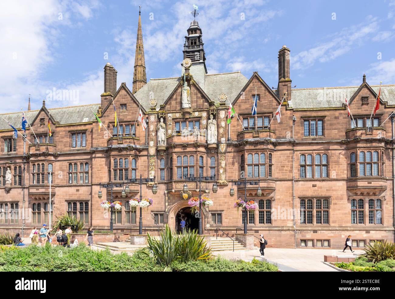 Ingresso anteriore del municipio di Coventry o della casa del Consiglio comunale di Coventry e facciata scolpita Coventry Warwickshire West MIDLANDS Inghilterra Regno Unito Europa Foto Stock