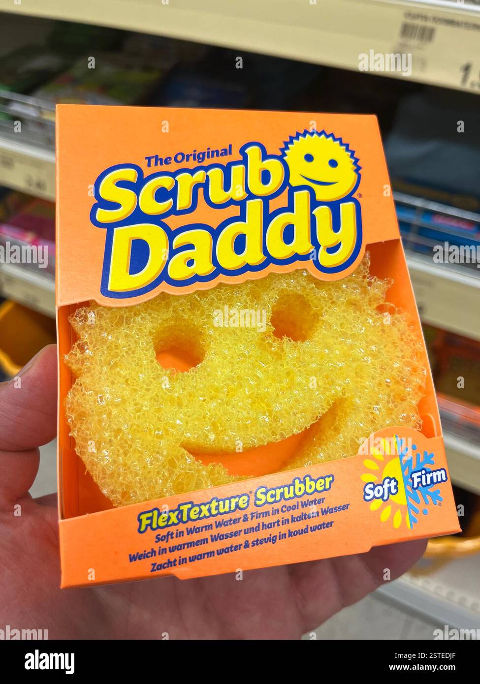 Scrub Daddy, prodotto negli Stati Uniti, prodotto americano, prodotto USA, scrubber, consumismo, supermercato, scrubbing, stoviglie, utensili da cucina Foto Stock