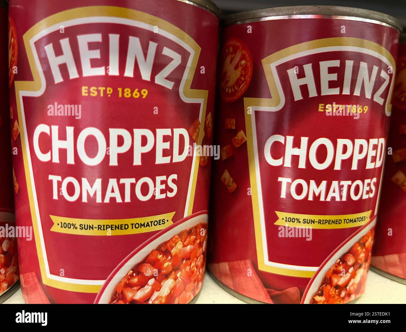 Pomodori a pezzi Heinz, lattina rossa di pomodori Heinz, pomodori maturi al sole Heinz, pomodori in scatola Heinz, shopping, consumismo, supermercato, cibo in scatola, Foto Stock