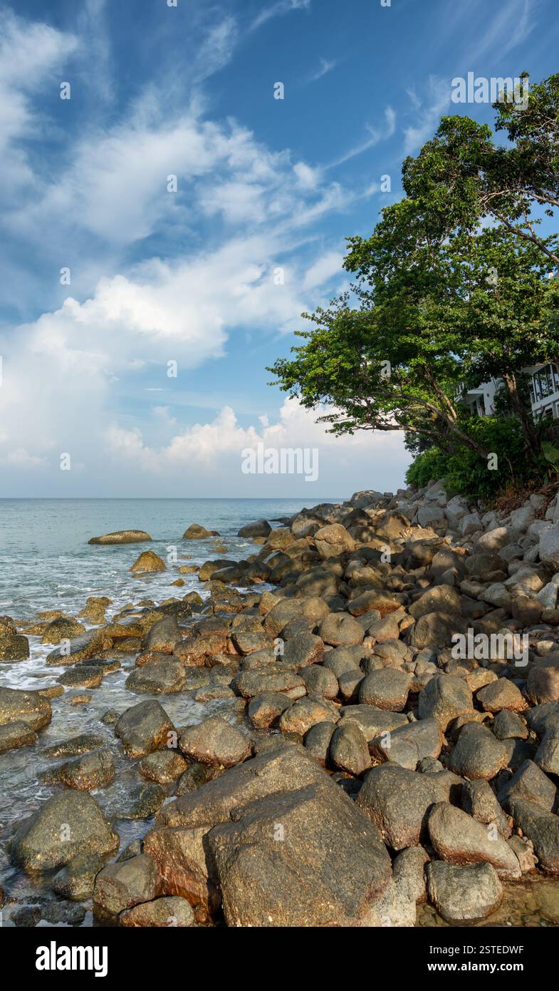 Costa del mare tropicale. Paesaggio verticale. Thailandia, Isola di Phuket Foto Stock