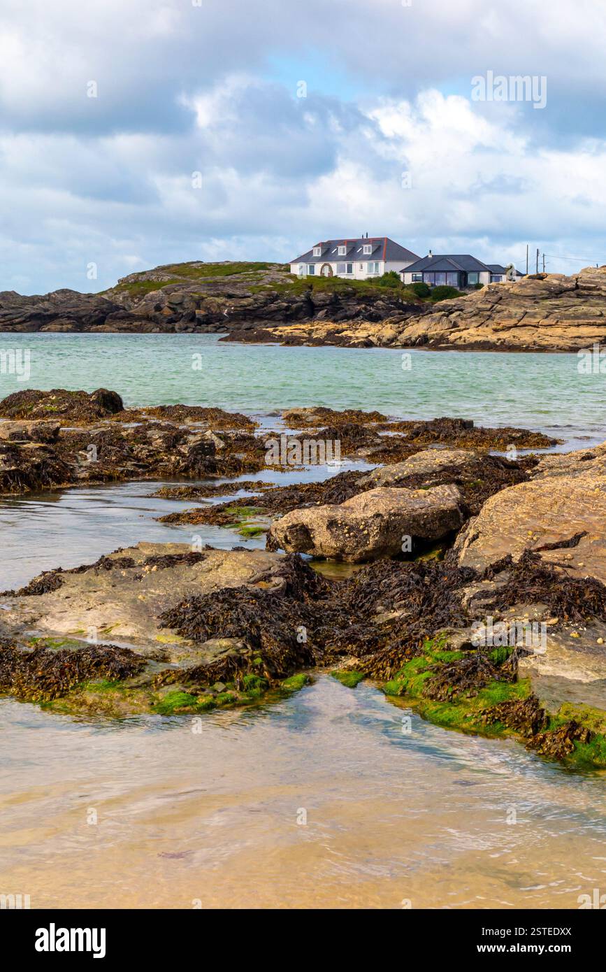 Spiaggia a Trearddur Bay, un villaggio costiero a sud di Holyhead, sull'Isola Santa, al largo della costa nord-occidentale di Anglesey, nel Galles del Nord. Foto Stock