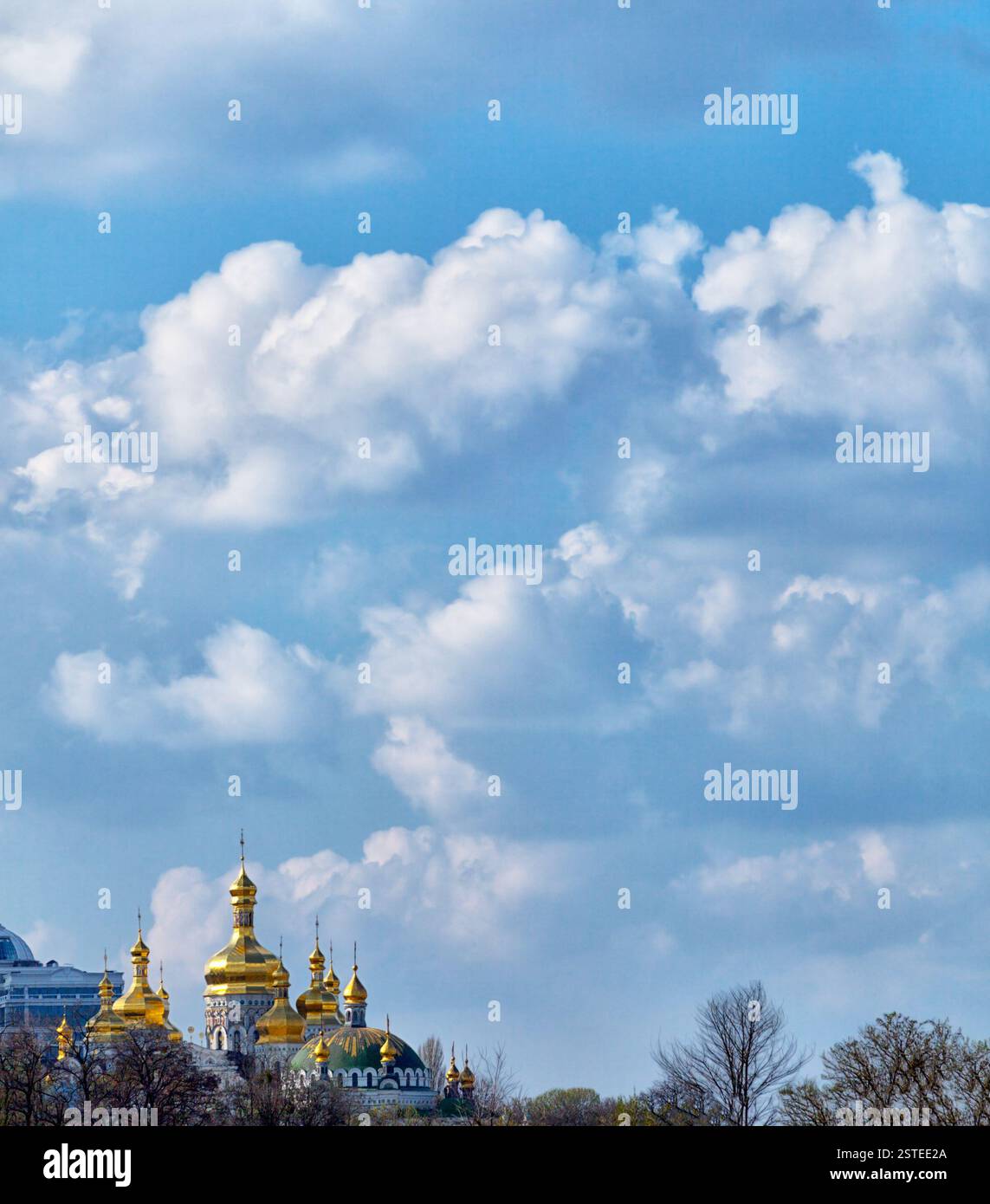 Cielo tranquillo con nuvole sull'Ucraina Foto Stock