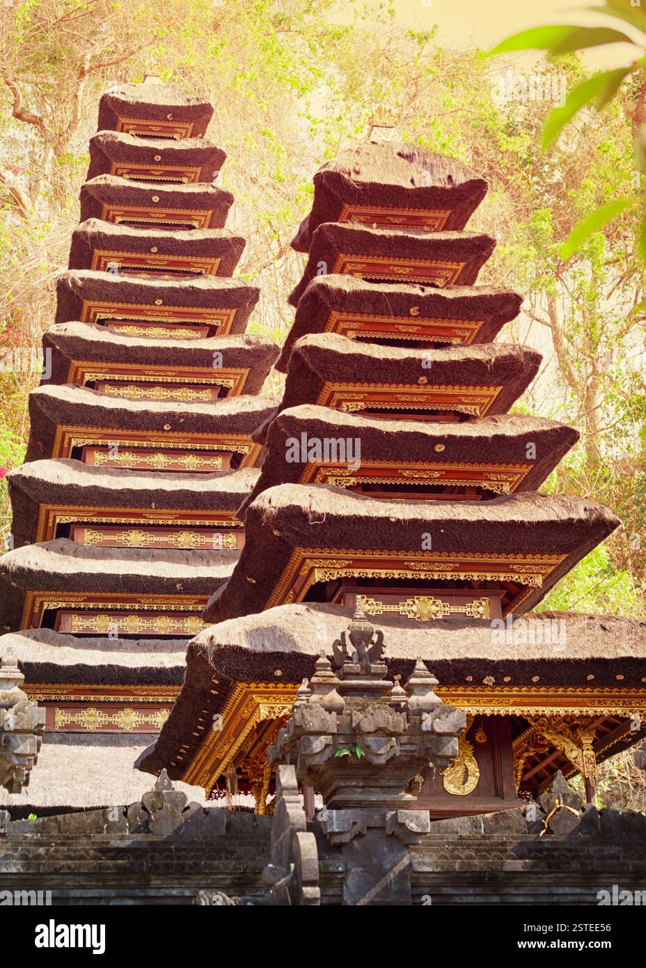 Due pagode nel complesso del tempio. Indonesia, isola di Bali Foto Stock