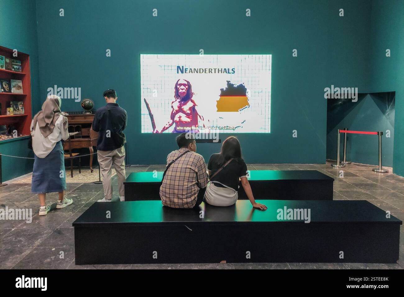 Giacarta, 8 febbraio 2025: I visitatori osservano la mostra culturale al Museo Nazionale nel centro di Giacarta, Giacarta Foto Stock