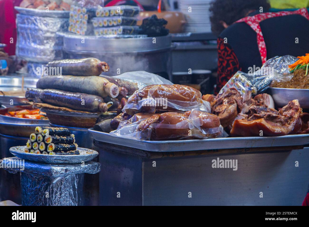 Bancarelle di cibo tradizionale coreano con kimbap, sundae (salsiccia di sangue coreano) al mercato di Gwangjang. Il mercato di Gwangjang, un famoso mercato locale a Seoul Foto Stock