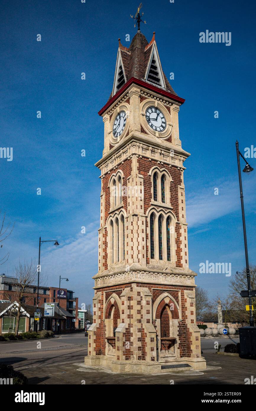 Newmarket Tourism - Torre dell'Orologio e cartello su High Street a Newmarket Suffolk. Costruito nel 1887 per il Giubileo di Diamante della Regina Vittoria Foto Stock