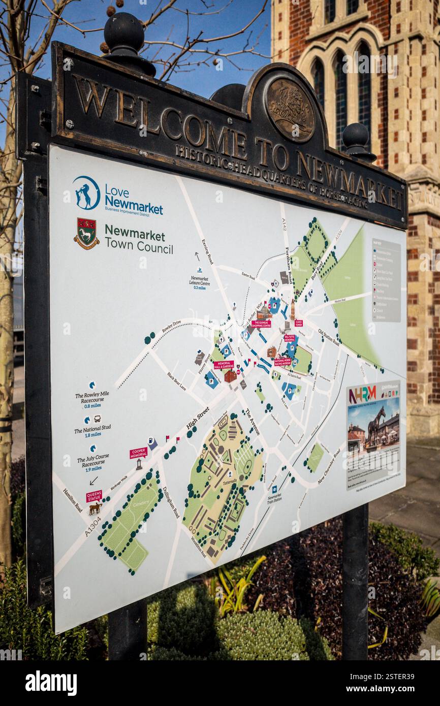 Benvenuti a Newmarket - Newmarket Tourism - Torre dell'orologio e cartello su High Street a Newmarket Suffolk. Costruito nel 1887 per il Giubileo di Diamante della Regina Vittoria Foto Stock