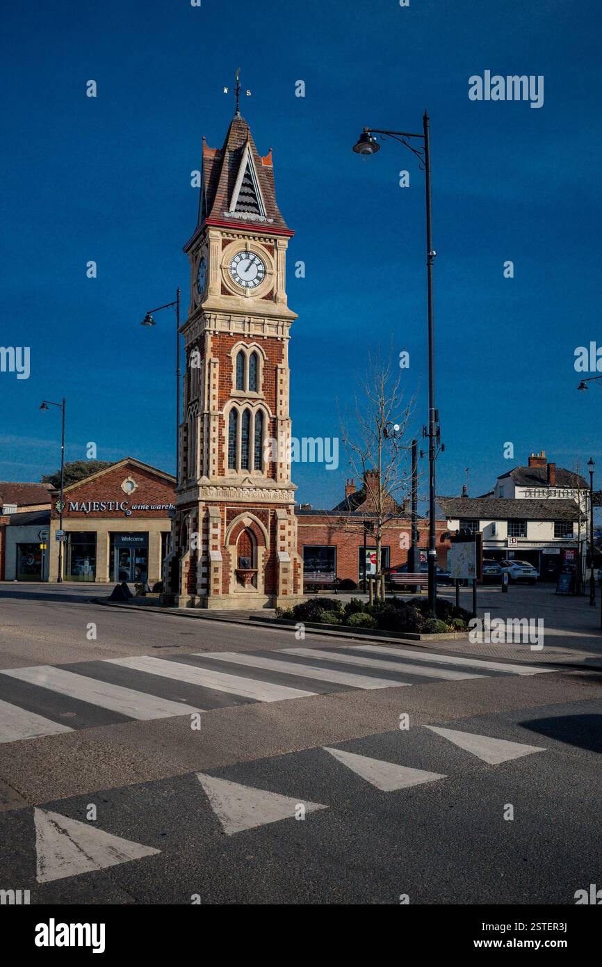 Newmarket Tourism - Torre dell'Orologio e cartello su High Street a Newmarket Suffolk. Costruito nel 1887 per il Giubileo di Diamante della Regina Vittoria Foto Stock