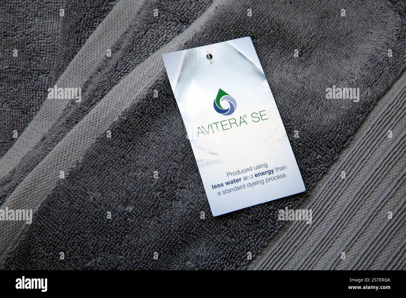 Asciugamano grigio prodotto con meno acqua ed energia rispetto al processo di colorazione standard Foto Stock