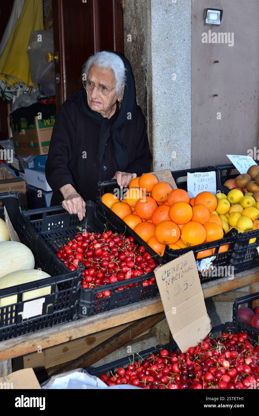 Una signora molto anziana che vende frutta di stagione a Ponte de Lima Foto Stock