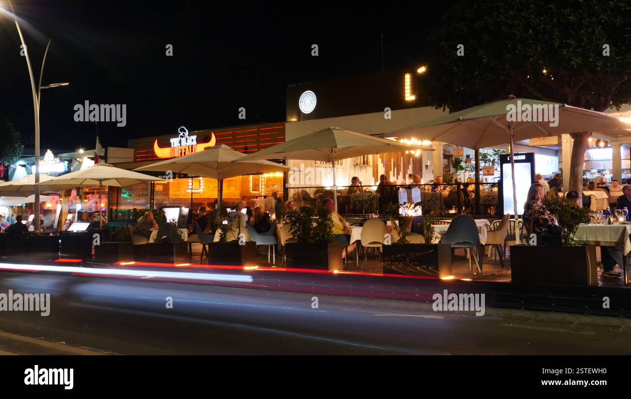 Foto serali di ristoranti sulla strada del lungomare in Avenue de las Playas, Puerto del Carmen. Foto Stock