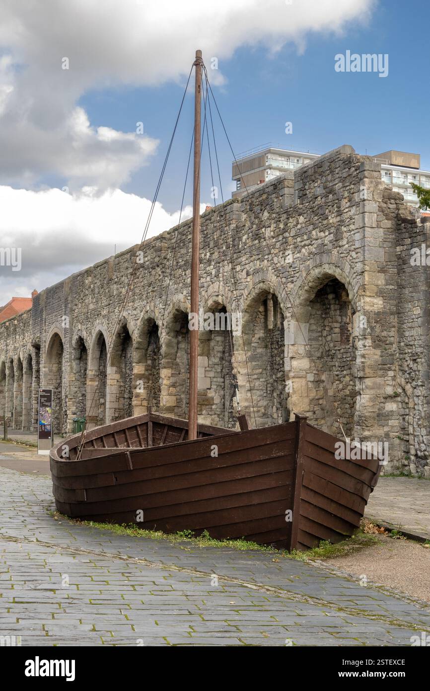 The Arcades, Southampton, Hampshire, Inghilterra, Regno Unito, mura medievali della città; con Una replica di Una nave da carico del XIV secolo utilizzata nel commercio della lana Foto Stock