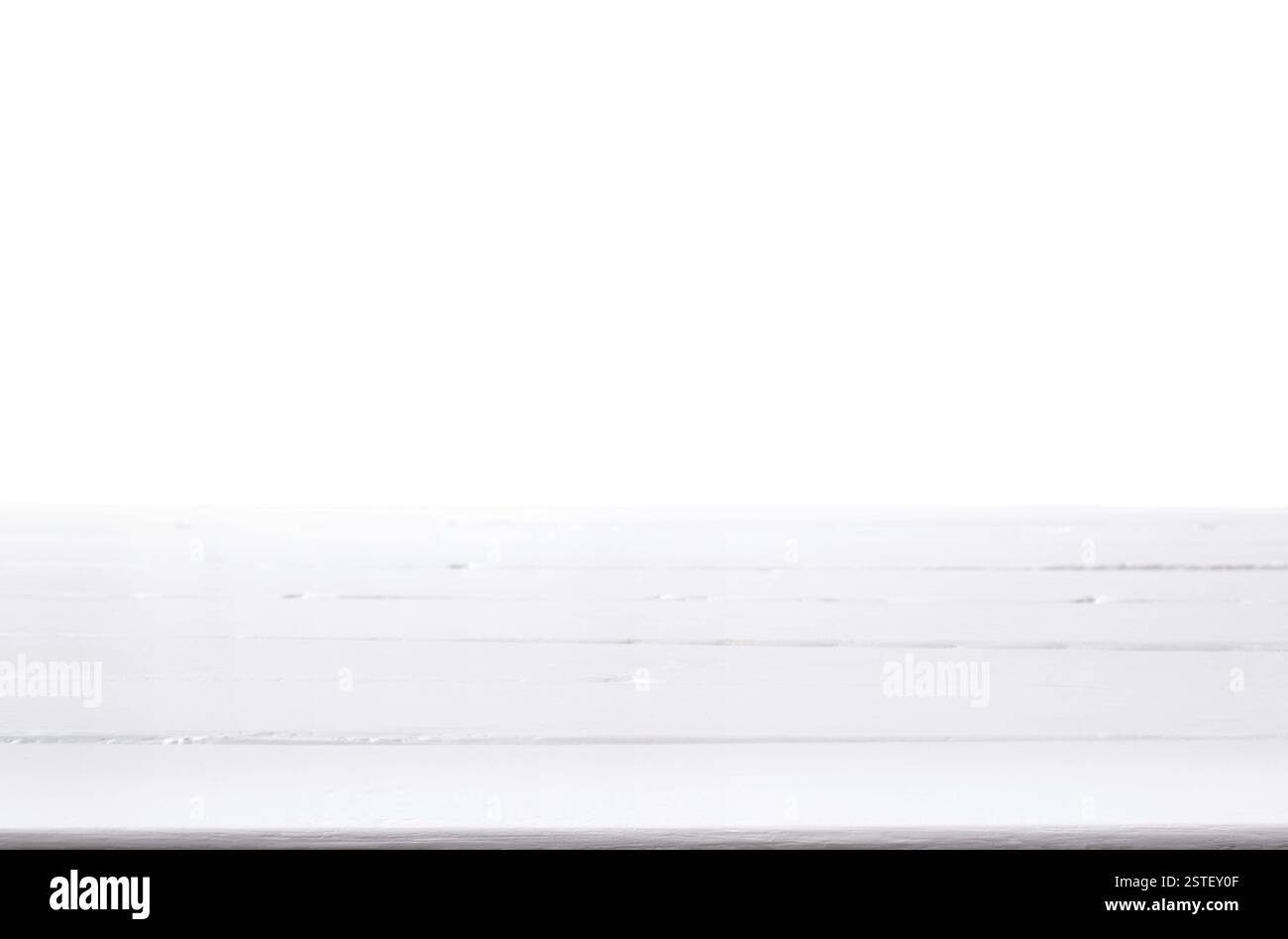 Superficie in legno bianca per il posizionamento del prodotto fessura isolata con sfondo bianco Foto Stock