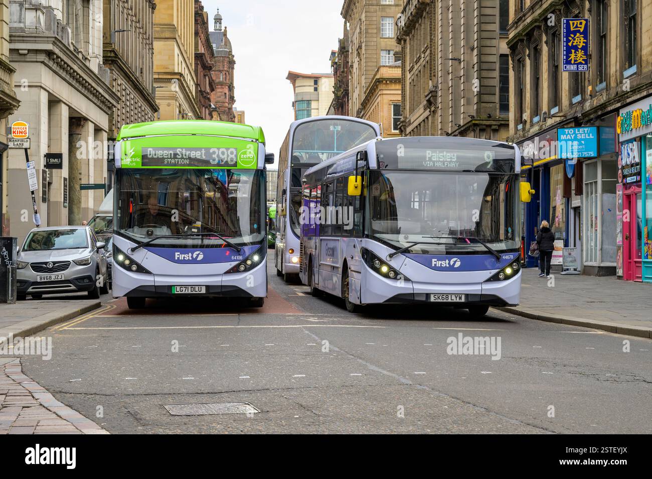 Autobus elettrici e diesel gestiti da First Bus su Renfield Street, Glasgow, Scozia, Regno Unito, Europa Foto Stock