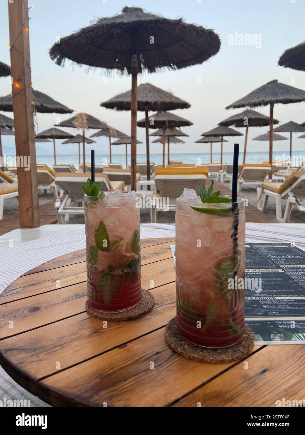 Cocktail rinfrescanti in spiaggia al tramonto a Kos, Grecia Foto Stock