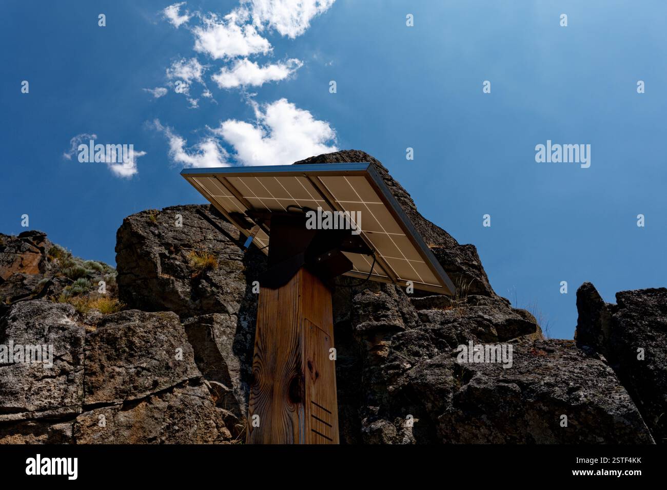 Primo piano di un pannello solare su un palo di legno contro le aspre formazioni rocciose a Passadicos do Mondego Foto Stock