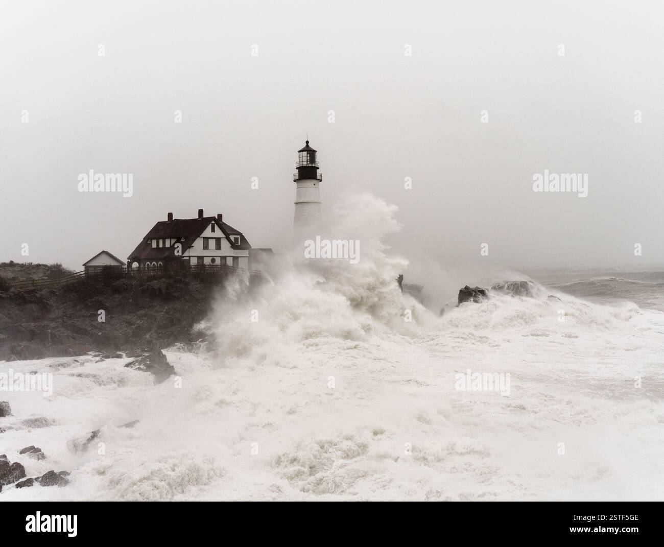 Onda di tempesta gigante che si schianta su Portland Head Light, Maine Foto Stock