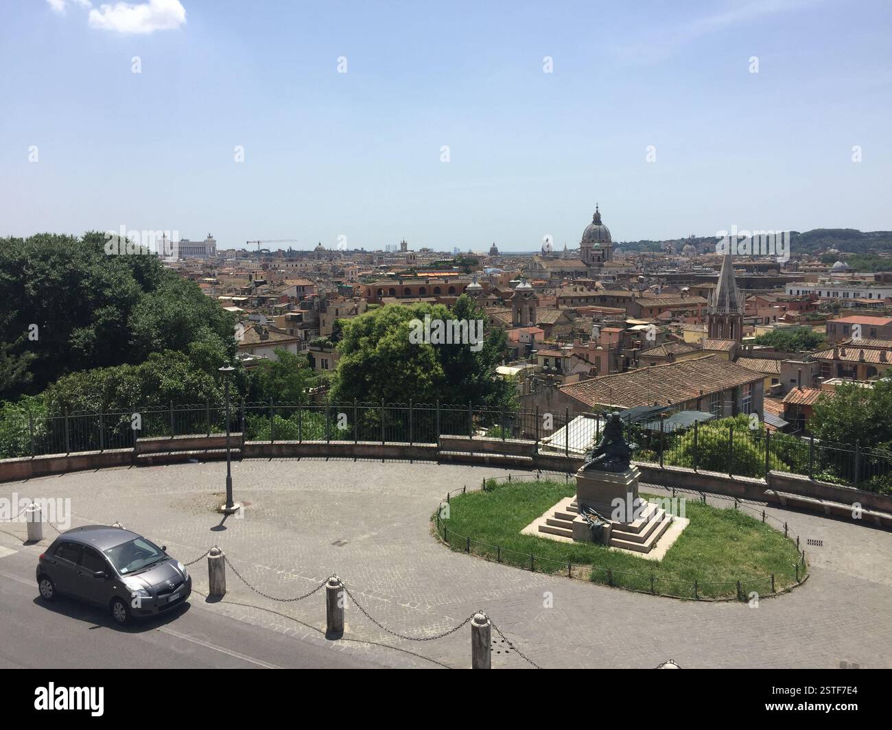 Ammira lo splendido skyline di Roma, caratterizzato da antichi monumenti e strutture moderne da un alto punto panoramico. Foto Stock