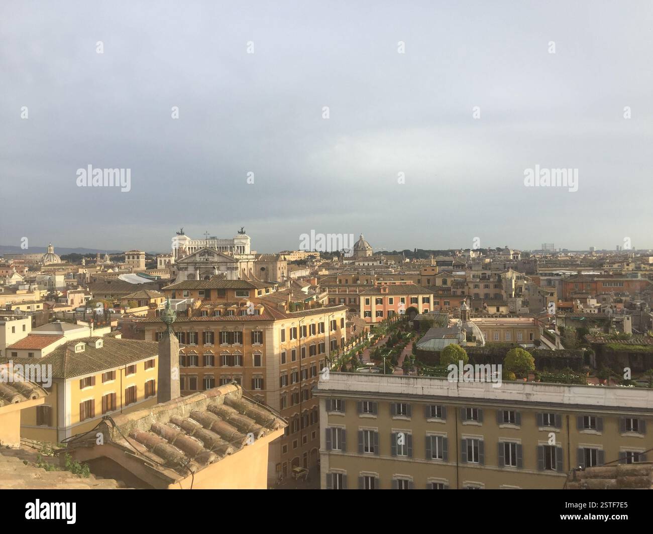 Ammira i tetti di Roma che mostrano l'architettura antica e la vita moderna Foto Stock