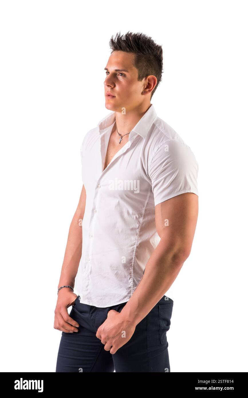 Bel giovane con una camicia elegante, che guarda un lato Foto Stock