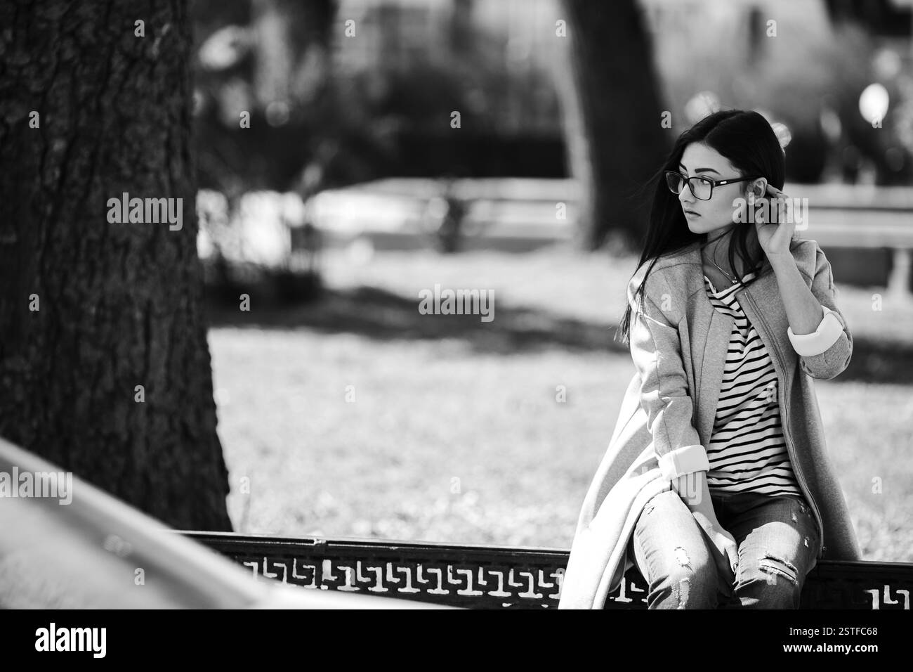Bellissimo modello in bicchieri sedersi sulla riga Foto Stock