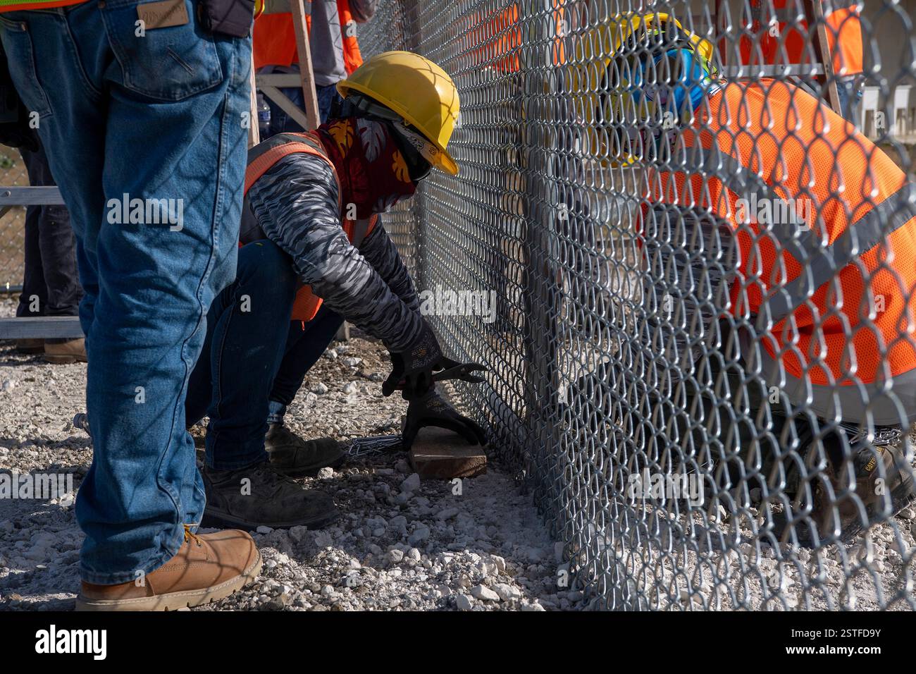 Guantánamo Bay, Cuba. 15 febbraio 2025. Gli appaltatori del Dipartimento della difesa degli Stati Uniti installano una recinzione per espandere il Centro operativo illegale di Alien Holding presso la stazione navale di Guantanamo Bay, 15 febbraio 2025 a Guantanamo Bay, Cuba. Homeland Security ha ordinato l'espansione per trattenere i migranti deportati fino a quando un altro paese non li riceverà. Crediti: PO1 Bryan mai/U. S Navy Photo/Alamy Live News Foto Stock