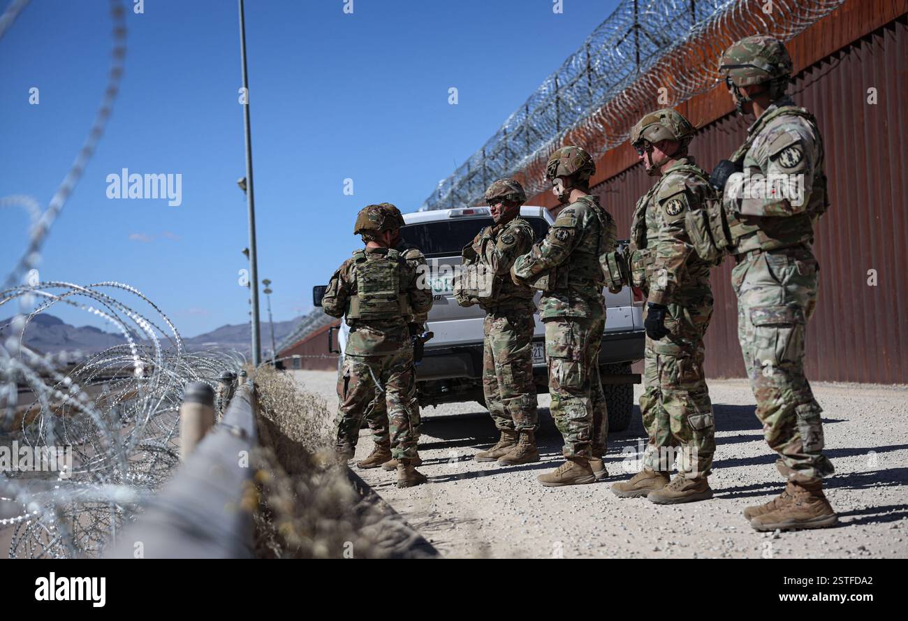 El Paso, Stati Uniti. 15 febbraio 2025. I soldati statunitensi assegnati alla 89th Military Police Brigade ispezionano una sezione del muro di confine, il 15 febbraio 2025 vicino a El Paso, Texas. U. Il presidente Donald Trump ha chiesto a 4.000 membri delle forze armate di sostenere la sicurezza interna nel garantire il confine meridionale. Crediti: SFC Justin Geiger/U. S Air Force/Alamy Live News Foto Stock