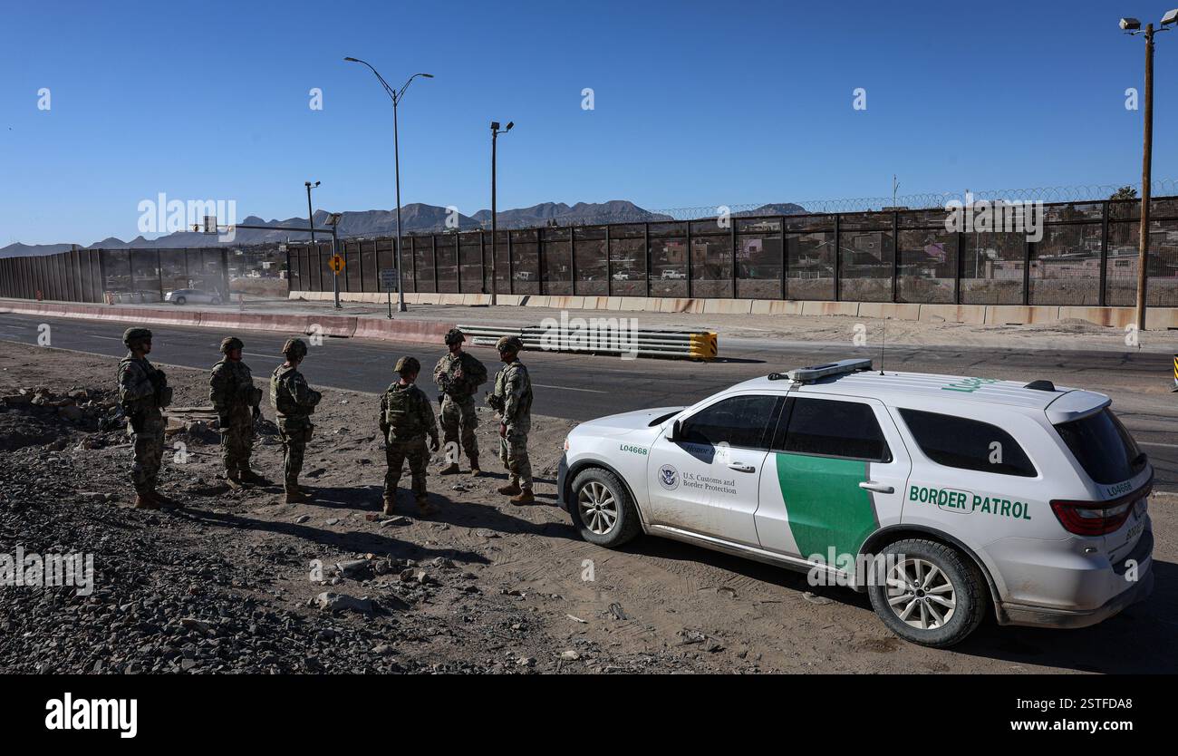 El Paso, Stati Uniti. 15 febbraio 2025. I soldati statunitensi assegnati alla 89th Military Police Brigade ispezionano una sezione del muro di confine, il 15 febbraio 2025 vicino a El Paso, Texas. U. Il presidente Donald Trump ha chiesto a 4.000 membri delle forze armate di sostenere la sicurezza interna nel garantire il confine meridionale. Crediti: SFC Justin Geiger/U. S Air Force/Alamy Live News Foto Stock