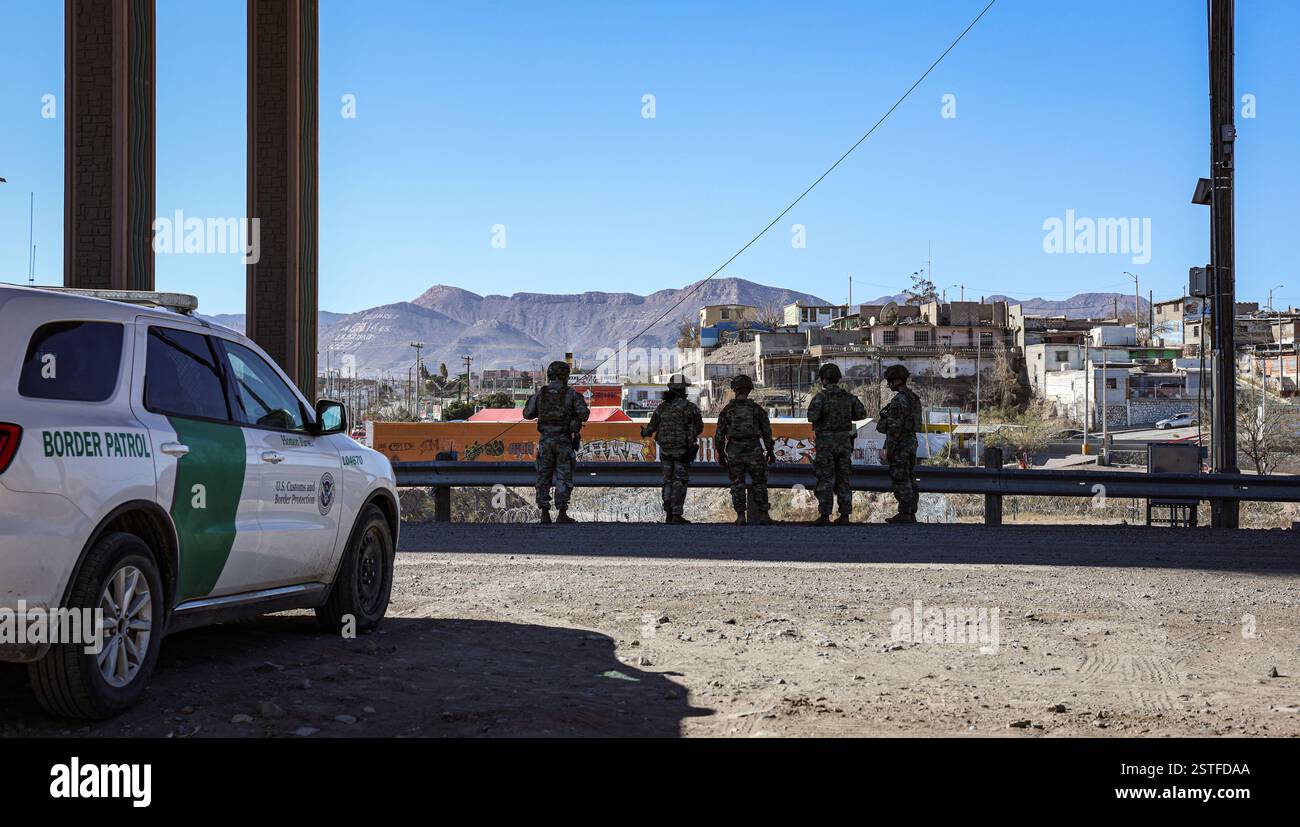 El Paso, Stati Uniti. 15 febbraio 2025. I soldati statunitensi assegnati alla 89th Military Police Brigade monitorano una sezione del confine meridionale che separa Ciudad Juarez dal Rio grande, il 15 febbraio 2025 vicino a El Paso, Texas. U. Il presidente Donald Trump ha chiesto a 4.000 membri delle forze armate di sostenere la sicurezza interna nel garantire il confine meridionale. Crediti: SFC Justin Geiger/U. S Air Force/Alamy Live News Foto Stock