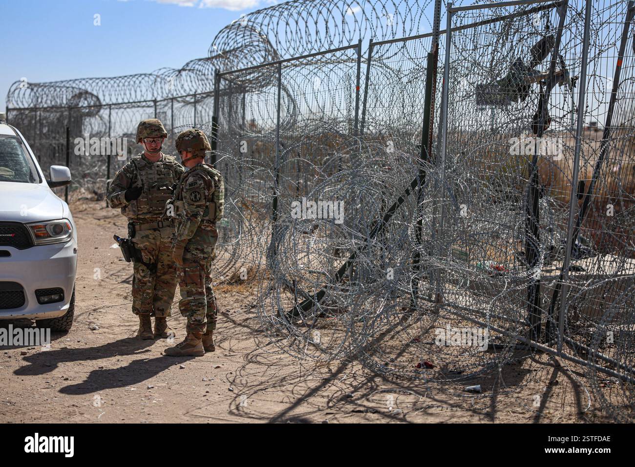 El Paso, Stati Uniti. 15 febbraio 2025. I soldati statunitensi assegnati alla 89th Military Police Brigade ispezionano una sezione del muro di confine, il 15 febbraio 2025 vicino a El Paso, Texas. U. Il presidente Donald Trump ha chiesto a 4.000 membri delle forze armate di sostenere la sicurezza interna nel garantire il confine meridionale. Crediti: SFC Justin Geiger/U. S Air Force/Alamy Live News Foto Stock