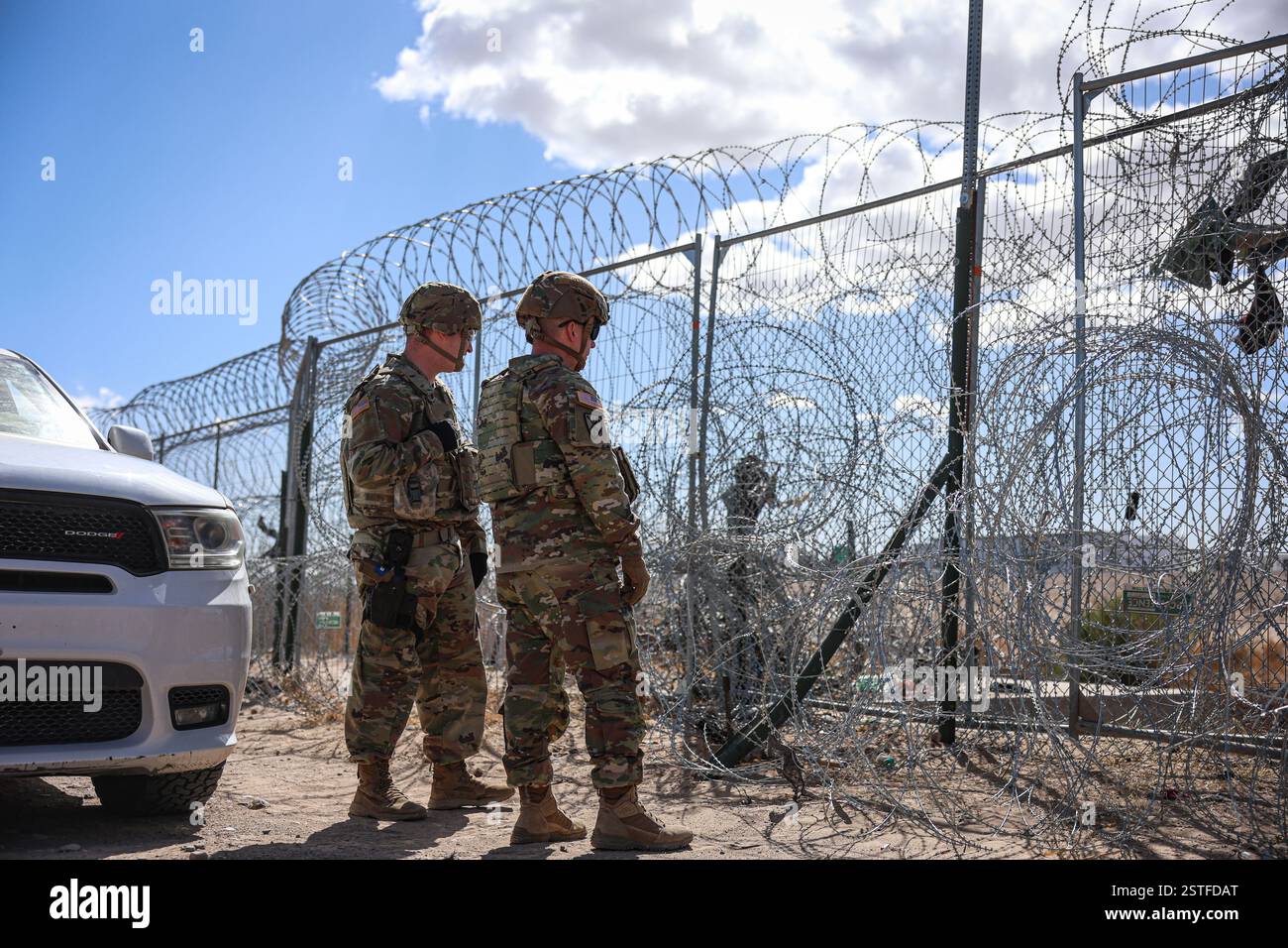 El Paso, Stati Uniti. 15 febbraio 2025. I soldati statunitensi assegnati alla 89th Military Police Brigade ispezionano una sezione del muro di confine, il 15 febbraio 2025 vicino a El Paso, Texas. U. Il presidente Donald Trump ha chiesto a 4.000 membri delle forze armate di sostenere la sicurezza interna nel garantire il confine meridionale. Crediti: SFC Justin Geiger/U. S Air Force/Alamy Live News Foto Stock