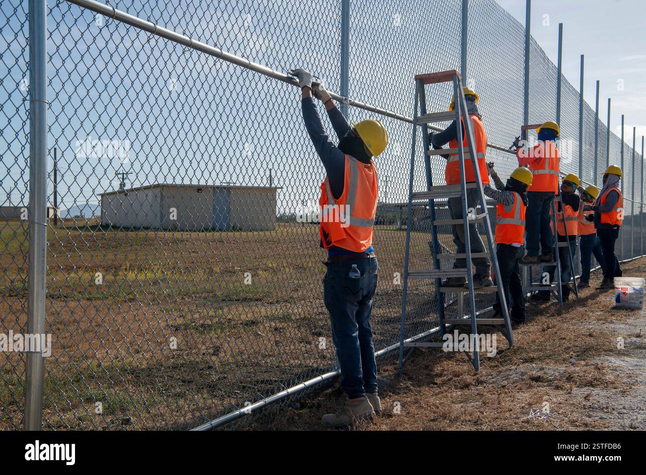Guantánamo Bay, Cuba. 15 febbraio 2025. Gli appaltatori del Dipartimento della difesa degli Stati Uniti installano una recinzione per espandere il Centro operativo illegale di Alien Holding presso la stazione navale di Guantanamo Bay, 15 febbraio 2025 a Guantanamo Bay, Cuba. Homeland Security ha ordinato l'espansione per trattenere i migranti deportati fino a quando un altro paese non li riceverà. Crediti: PO1 Bryan mai/U. S Navy Photo/Alamy Live News Foto Stock