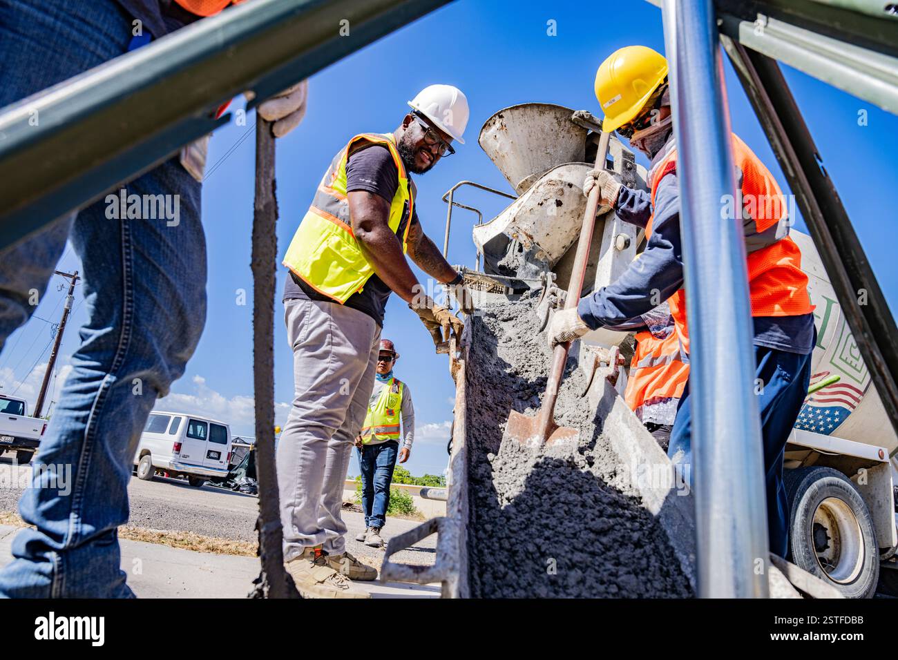 Guantánamo Bay, Cuba. 8 febbraio 2025. Gli appaltatori del Dipartimento della difesa degli Stati Uniti versano del cemento per mettere in sicurezza le postazioni di recinzione durante la costruzione di un centro operativo illegale di detenzione di alieni presso la stazione navale di Guantanamo Bay, 8 febbraio 2025, a Guantanamo Bay, Cuba. Homeland Security ha ordinato l'espansione per trattenere i migranti deportati fino a quando un altro paese non li riceverà. Credito: SSgt. ShaTyra Cox/U. S Army Photo/Alamy Live News Foto Stock