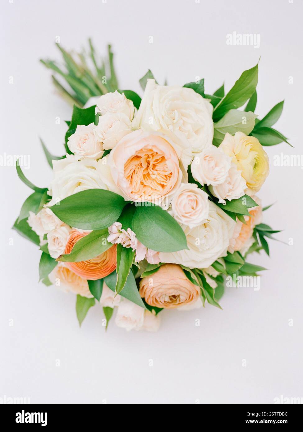 Uno splendido bouquet con rose pastello, fiori delicati e vegetazione lussureggiante, perfetto per qualsiasi festa o evento. Foto Stock