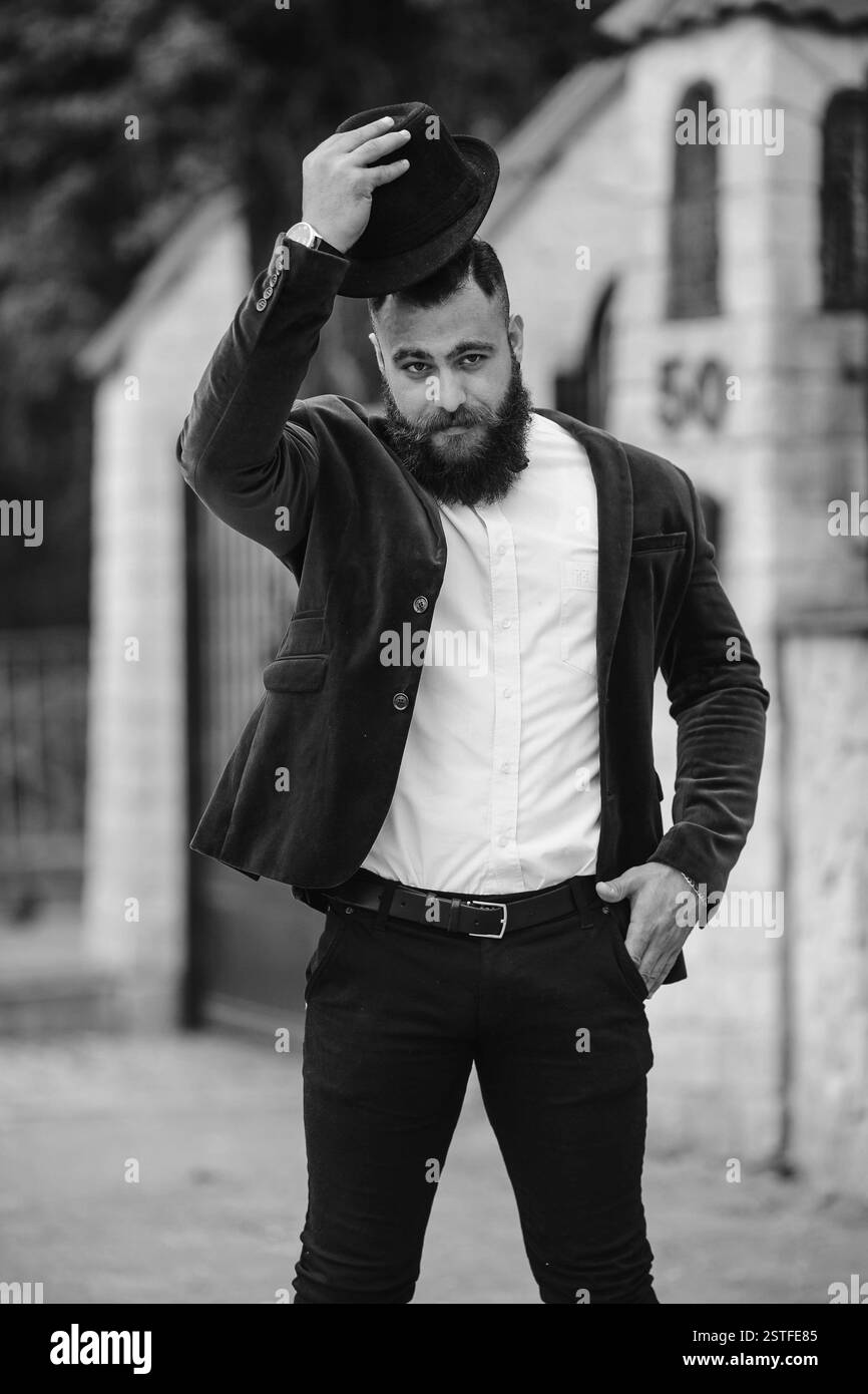 Uomo ricco con la barba, che pensa agli affari Foto Stock