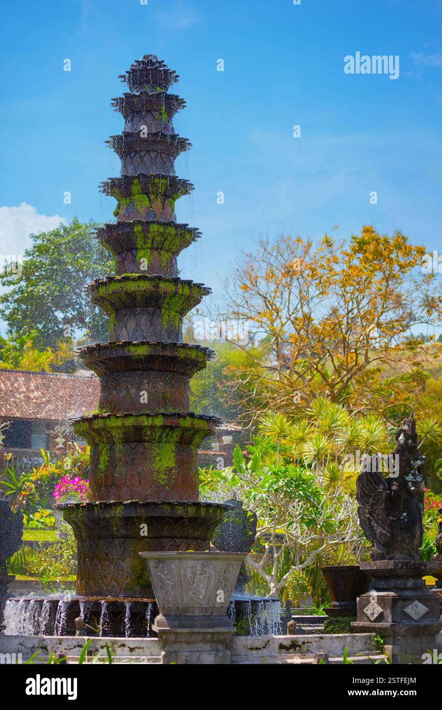 Fontana decorativa a dieci livelli a Tirta Gangga in Indonesia Foto Stock