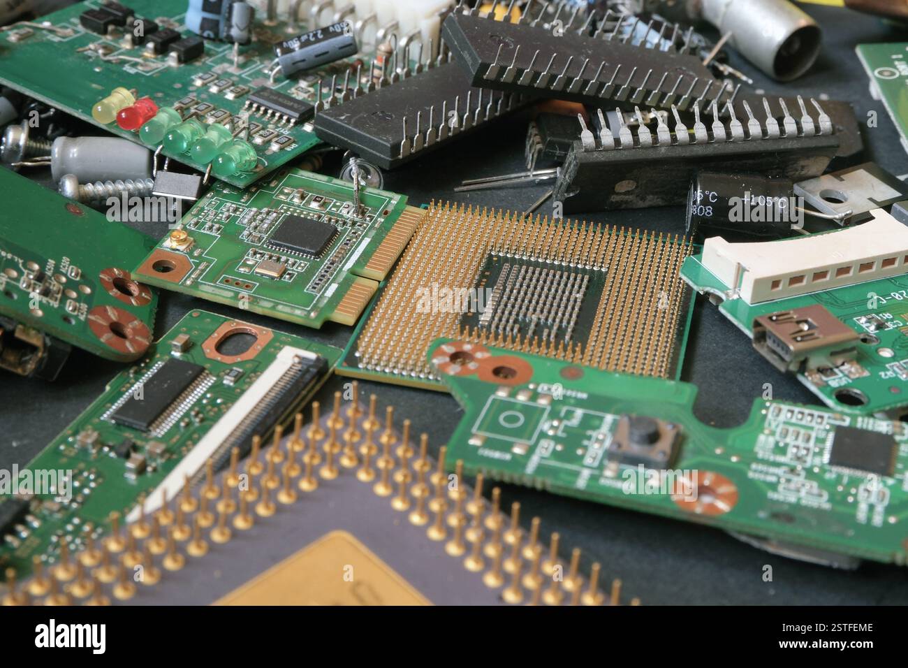 Pile di vecchi e nuovi materiali elettronici Foto Stock