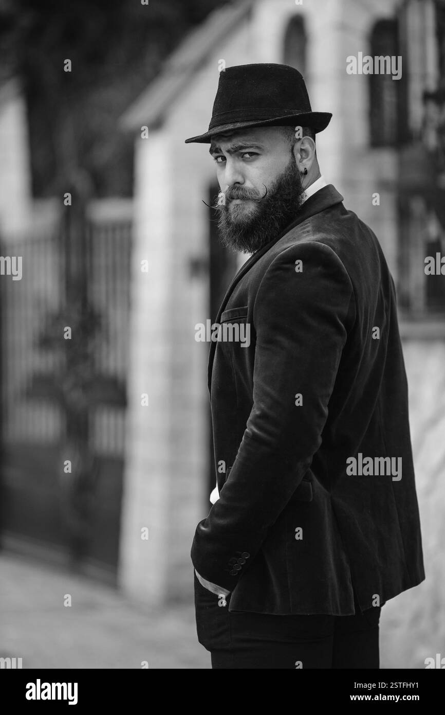 Uomo ricco con la barba, che pensa agli affari Foto Stock