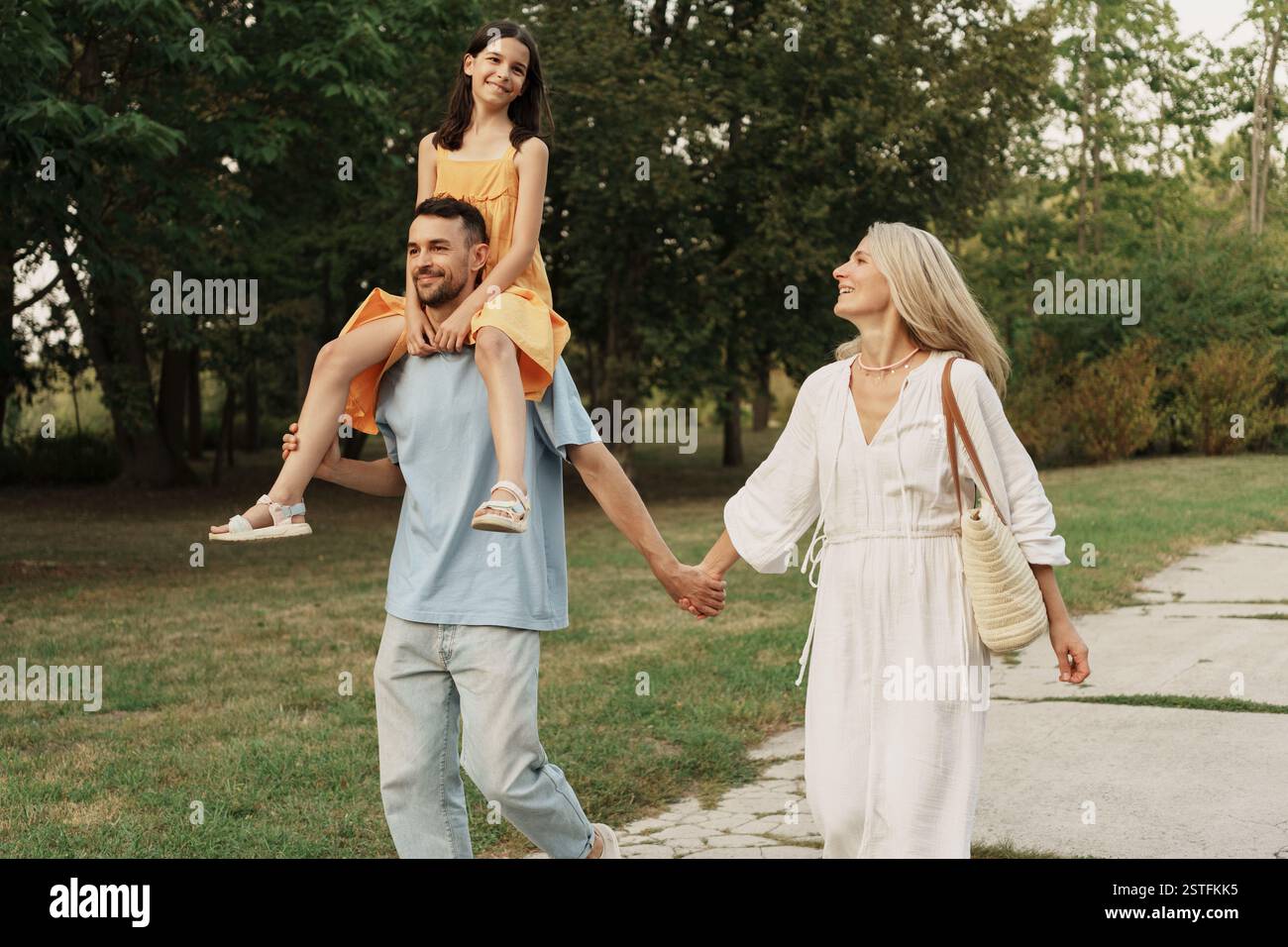 Famiglia felice che si diverte a passeggiare all'aperto nel parco Foto Stock