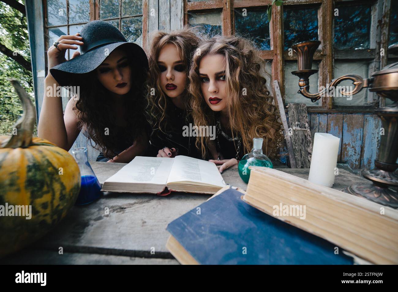 Tre streghe vintage eseguire rituali magici Foto Stock