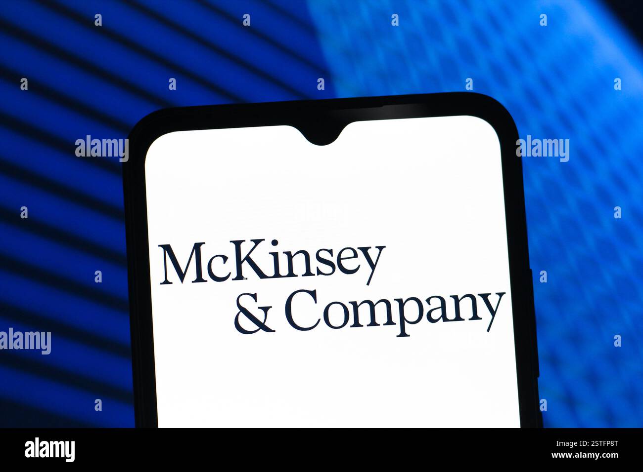 In questa immagine, il logo McKinsey & Company viene visualizzato sullo schermo di uno smartphone. Foto Stock