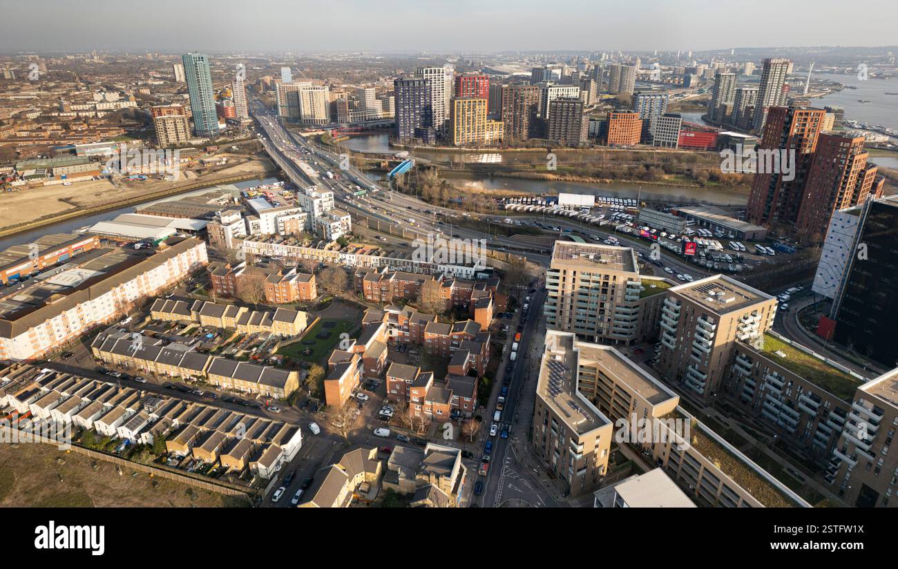 Aberfeldy Village verso Leamouth Peninsula, Bow Creak e Canning Town, East London Foto Stock