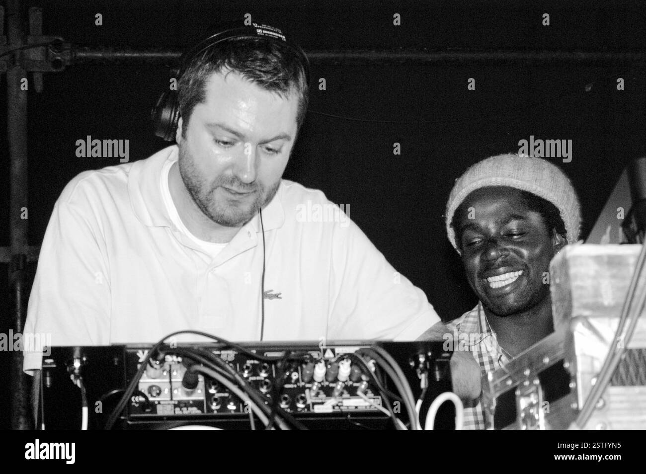 FRANK TOPE, TAYO, DJ,S 2003: DJ Frank Tope – alias Rooty – e Tayo (a destra) al Homelands Dance Festival di Winchester, Inghilterra, Regno Unito il 24 maggio 2003. Foto: ROB WATKINS Foto Stock