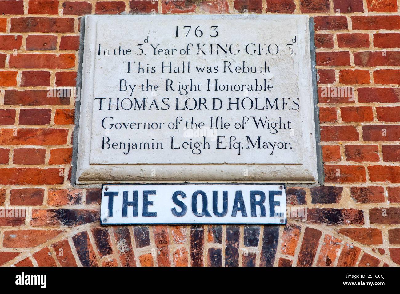 Isola di Wight, Regno Unito - 2 maggio 2023: Una targa sull'esterno del municipio di Yarmouth, nella città di Yarmouth sull'isola di Wight, Regno Unito. Foto Stock