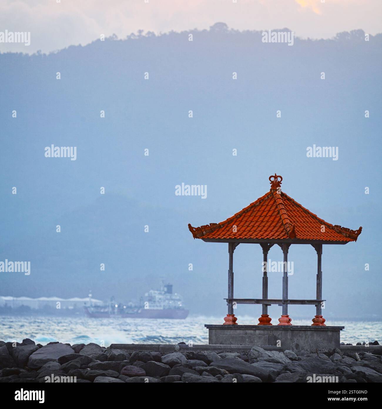 Pagoda buddista su un molo roccioso Foto Stock