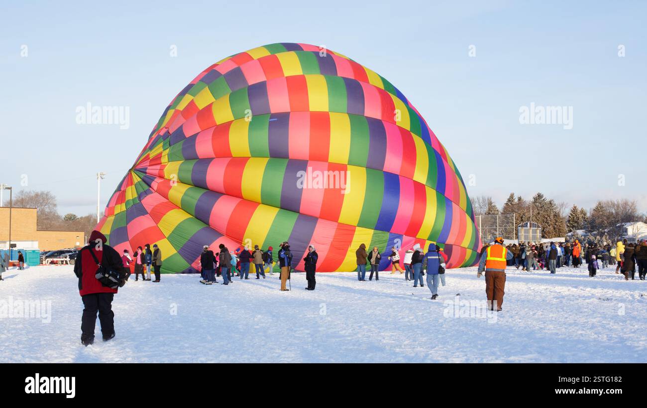 Le mongolfiere vengono gonfiate durante un festival invernale in condizioni di freddo estremo. Wisconsin, Stati Uniti. Foto Stock