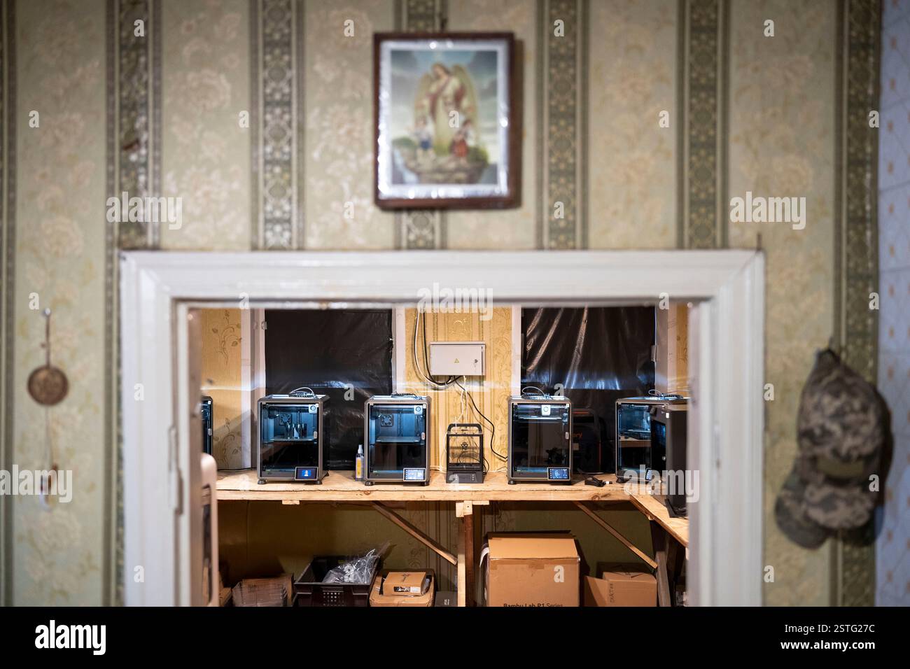 Le stampanti 3D producono parti per apparecchiature con droni in un'officina. La guerra tra Ucraina e Russia ha dimostrato quanto i droni economici e sacrificabili, come il kamikaze o i modelli che lanciano bombe, stiano rimodellando la guerra. Questi droni consentono attacchi precisi e a basso costo e si sono dimostrati estremamente efficaci nell'interrompere le operazioni nemiche. Di conseguenza, stanno cambiando le strategie militari, segnalando un futuro in cui i droni svolgono un ruolo centrale nel combattimento, riducendo la dipendenza dalle armi tradizionali e costose. Foto Stock