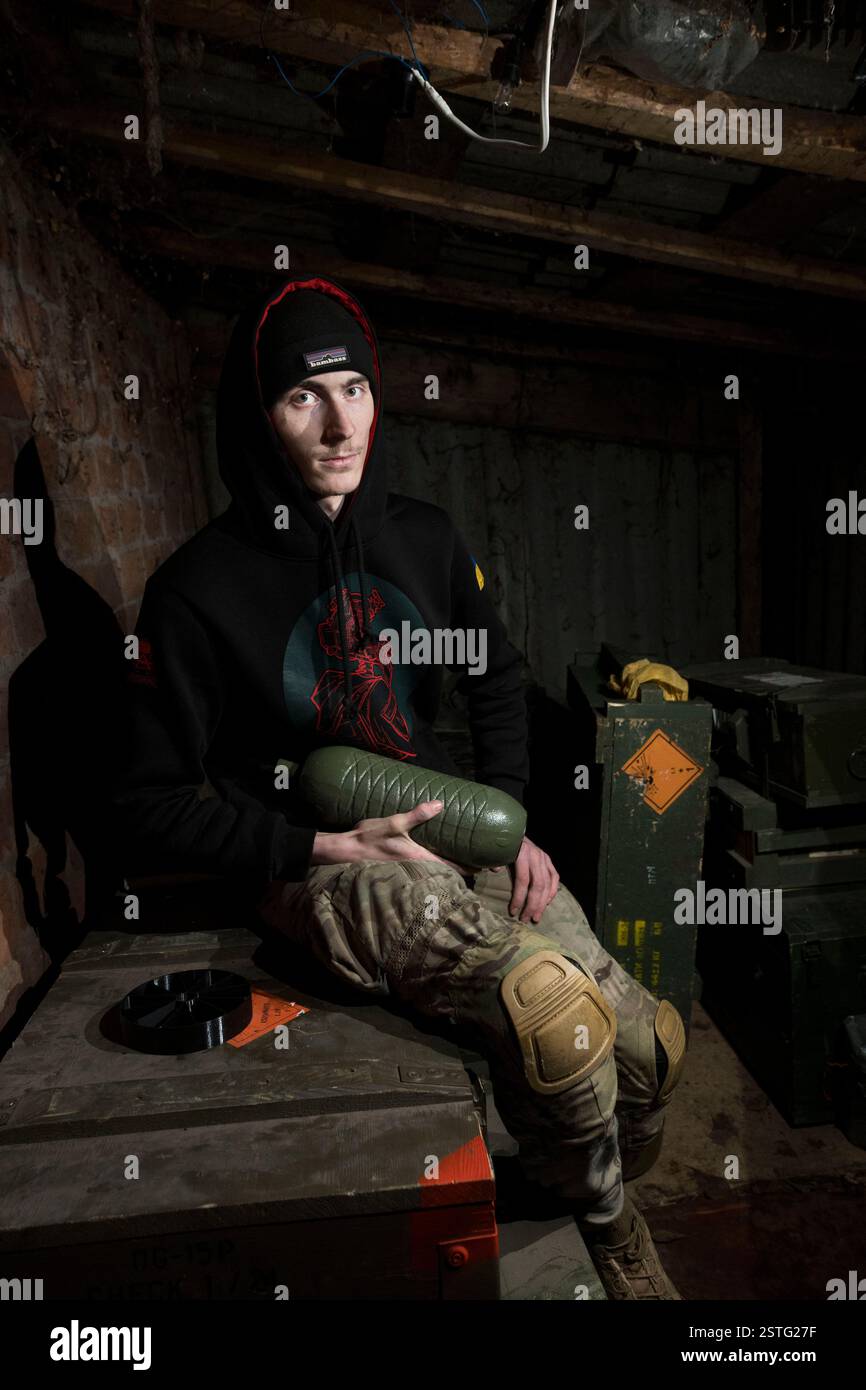 Ritratto di Ivan, un pilota di droni ucraino, in un laboratorio in Ucraina. La guerra tra Ucraina e Russia ha dimostrato quanto i droni economici e sacrificabili, come il kamikaze o i modelli che lanciano bombe, stiano rimodellando la guerra. Questi droni consentono attacchi precisi e a basso costo e si sono dimostrati estremamente efficaci nell'interrompere le operazioni nemiche. Di conseguenza, stanno cambiando le strategie militari, segnalando un futuro in cui i droni svolgono un ruolo centrale nel combattimento, riducendo la dipendenza dalle armi tradizionali e costose. Foto Stock